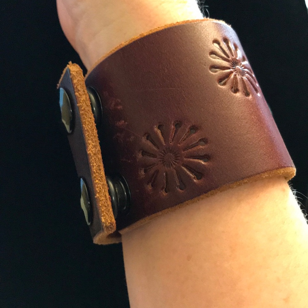 ✊Handmade leather cuff with reproduction coin - Picture 3 of 8